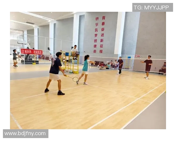 重庆羽毛球队的耐力训练与比赛表现探讨聚焦羽毛球运动的挑战与机遇 重庆羽毛球队的耐力训练与比赛表现探讨聚焦羽毛球运动的挑战与机遇